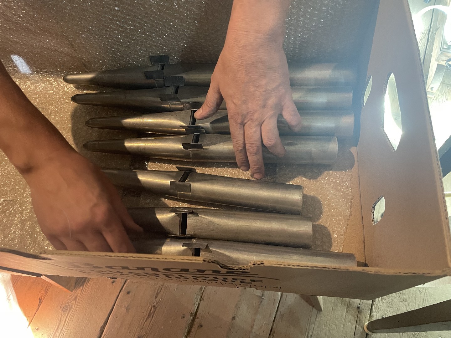 Les tuyaux déposés pour être nettoyés